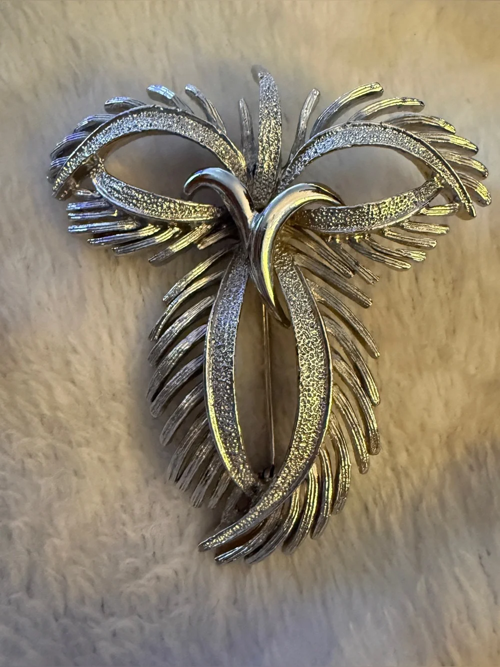 Vintage silver -Tone Feather Brooch Pin Elegant Design Costume jewelry